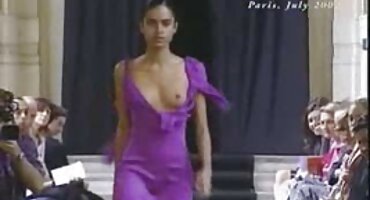 સુંદર છોકરી તેના ઇંગ્લીશ સેકસી વીડીયા ઓશીકું પર તેની બિલાડી ઘસવામાં