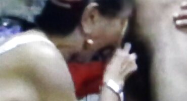 પાતળી સુંદરતા સક્રિયપણે તેની આંગળીઓ અને સહની સાથે તેના હજામત કરેલી યોનિને વીડીયો સેકસી બીપી સ્ટ્રોક કરે છે