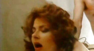 સોનેરી છોકરી ગુલાબી છિદ્રમાં ફોટોગ્રાફરને સેકસી બીપી વીડીયો શરણાગતિ આપે છે