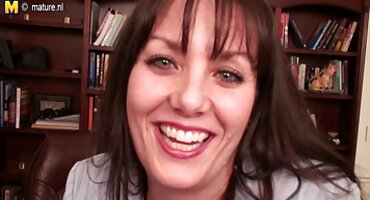 તેણે તેની પત્નીને ગડબડ કરી અને ઝડપથી વાહિયાત શરૂ કરી. સેકસી બીપી વીડીયો