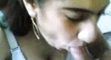 એક સોનેરી તેના ડાબા હાથની ઘણી આંગળીઓને ગુલાબી છિદ્રમાં ધકેલે છે. સેકસી ગુજરાતી વીડીયા