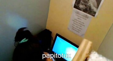 પલંગ પર પડેલો, સોનેરી તેની બિલાડી હિન્દી વીડીયો સેકસી બતાવે છે