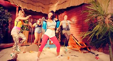 જુસ્સાદાર ગૃહિણી તેના ઝભ્ભો બંધ લે છે અને ઓપન વીડીયો સેકસી તેના બિલાડી બતાવે છે