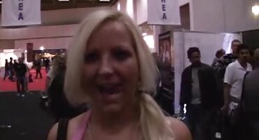 પાર્ટીમાં, છોકરી સોફા પર કિડનીમાં બે ઇન્જેક્શન બનાવે છે સેકસી વીડીયો આપો