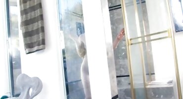 એક સારી રીતે માવજતવાળી સ્ત્રી સુરક્ષિત તાળાઓ સાથે પુરુષોને સંતોષે સની લિયોન સેકસી બીપી વીડીયો છે