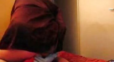 ઘરના સોફા પર, સ્ત્રીઓએ તેમના મોં સેકસી પીચર વીડીયો અને બિલાડીથી એક માણસને ચુંબન કર્યું