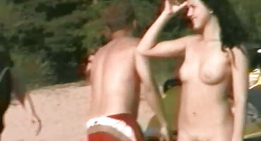 પોલીસ એક પ્રચંડ બિલાડી સાથે કાળા માણસને સેકસી ફીલમ વીડીયો ચુંબન કરે છે