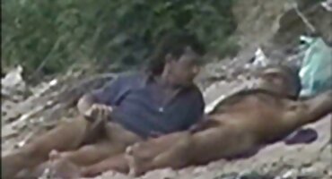 સ્પોર્ટી માચો ચુંબન બે મિત્રો સાથે બીપી પીચર વીડીયો સેકસી પલંગ પર