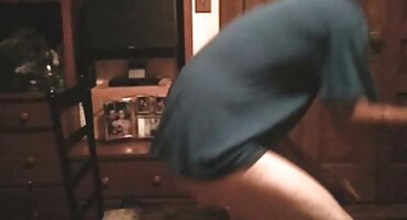 સોફા પર સેકસી વીડીયો બતાવો સોનેરી સાથે જુસ્સાદાર ચુંબનથી માણસ ખુશ હતો.