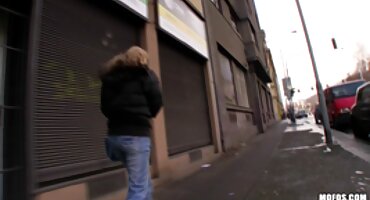 મસાજ કરનાર સુંદર શરીર સાથે છોકરીને ચુંબન કરે છે સેકસી ગુજરાતી વીડીયા