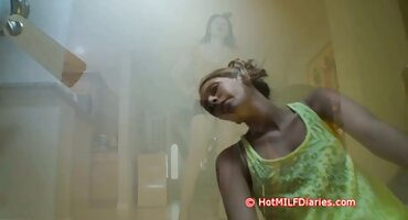 પત્ની તેના પતિની ગર્લફ્રેન્ડને ત્રણ જણની વ્યવસ્થા કરવા માટે સેકસી વીડીયો સેકસી લાવ્યા