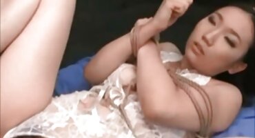 એક વિદ્યાર્થીએ તેની ત્રીપલ એક્ષ વીડીયો પીઠ પર પાઠ્યપુસ્તક મૂકી અને ગણિતના વર્ગ દરમિયાન ચશ્માવાળી સ્ત્રીને ચુંબન કર્યું