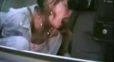 સેક્સ વિશે ઘણું જાણીને, વ્યક્તિ વીડીયો સેકસ સભ્યની સામે તેના પગ ફેલાવે છે