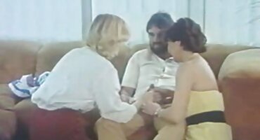 એક ઘમંડી વીડીયો સેકસ બાલ્ડ સાથે એક મહિલા ચુંબન