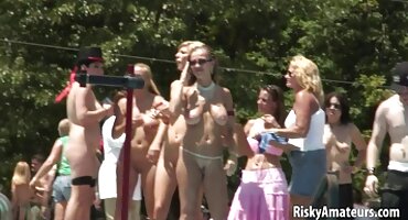 ઉત્સાહિત વ્યક્તિ તેના છિદ્ર બીપી વીડીયો સેકસી સ્ટ્રેપન આપે છે