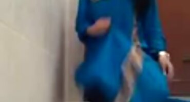 પુરુષોએ એક છોકરીને હેલિકોપ્ટર વીડીયો સેકસી શિશ્ન આપ્યું અને તેને સંતુષ્ટ કર્યું