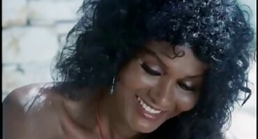 એક મોટા ફુલ સેકસી એચડી વીડીયો રૂમમાં ફેશનેબલ ગાય્સ અને છોકરીઓ વચ્ચે સેક્સ