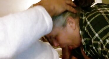 એક માણસ સોફા પર બે બીપી વીડીયો સેકસી મહિલાઓને ચુંબન કરે છે.