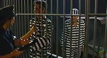 શ્યામ પળિયાવાળું સૌંદર્ય તેના ગધેડાના સભ્યોની એક્સ એક્સ વીડીયો સેકસી સારવાર કરે છે