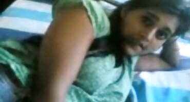 સાહજિક કનિલિંગસ પછી, કાંચળીમાં સોનેરી પોતાને સેકસી પીચર વીડીયો લડાઈમાં દાખલ કરે છે