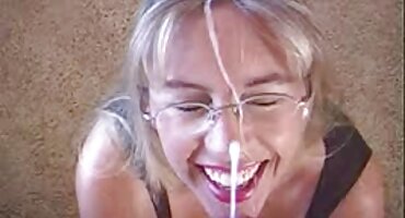 ખુશખુશાલ છોકરી સેક્સ વર્ક માટે ચૂકવણી સેકસી વીડીયો ફીલમ