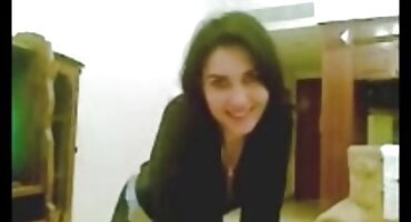 તે તેના પગ ફેલાવે છે અને તેના નરમ સેકસી વીડીયો હિન્દી બિલાડીને હસ્તમૈથુન કરે છે