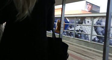 ઉત્તેજક પોઝમાં કોચ સેકસી વીડીયો બતાવો પર રસપ્રદ ગેંગબેંગ ચુંબન ભાગ લો