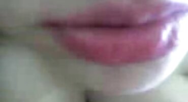 ડ્યૂડ તેના ચશ્મા બંધ લે છે અને ધીમેધીમે ફ્લોર પર તેની બીપી સેકસી વીડીયો પિચર કેપ ખેંચે છે