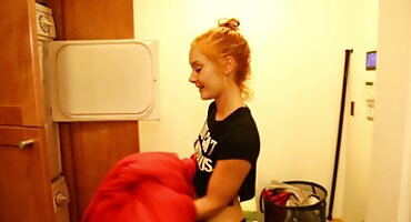 અડધા નગ્ન વિદ્યાર્થી એક મિત્રના ચહેરા પર બિલાડી સેકસી પીચર વીડીયો બીપી પર બેઠા