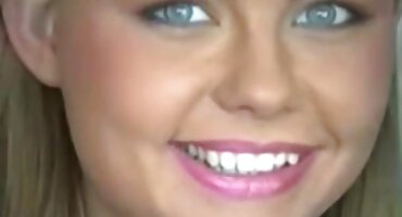 એક સેકસી વીડીયો એક્સ એક્સ મોટી ટીવી સામે, એક છોકરી તેના નગ્ન ગધેડા છોકરાને હલાવે છે