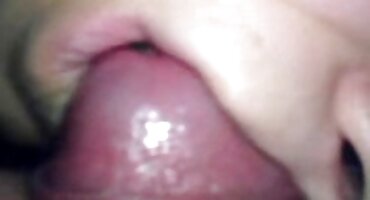 વિષયાસક્ત તોફાની કૂતરી સ્થિતિસ્થાપક ત્રીપલ એક્ષ વીડીયો શિશ્ન પર રમે છે