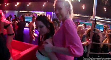 એક મજબૂત ગૌરવ ત્રીપલ સેકસ વીડીયો સાથે એક વ્યક્તિ ચપળતાપૂર્વક એક વેશ્યા વાવેતર