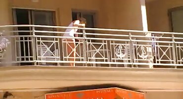 સેક્સી સ્પોર્ટ્સ સેકસી વીડીયો ઓપન માચો સુંદર ડિરેક્ટરને ચુંબન કરે છે