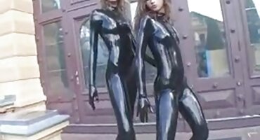 કાળા છોકરી એક ત્રીપલ સેકસ વીડીયો ચુંબન સાથે બેડ પર અશ્લીલ.