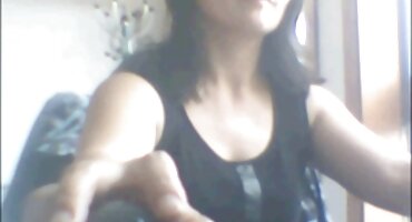 સર્પાકાર રેડહેડ જેકુઝીમાં તેની બિલાડી સેકસી વીડીયો ભેજો સાથે રમે છે