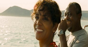 યાર્ડમાં નાની સેકસી વીડીયો લાઈવ છોકરી તેના આભૂષણો સાથે રમે છે