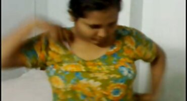 છોકરી એક ચુંબન સાથે ફ્લોર ગુજરાતી સેકસી વીડીયો આપો પર અશ્લીલ