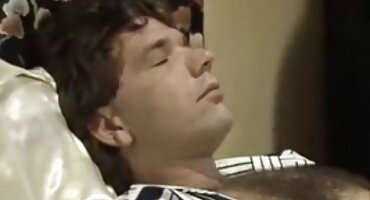 યુવાન એસ્પિડા નગ્ન થઈ જાય છે અને બે વિષયાસક્ત સેકસી ફીલમ વીડીયો સુંદરીઓને ચુંબન કરે છે