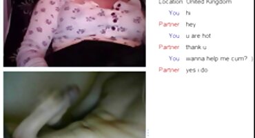 માણસ સેકસી પીચર વીડીયો તેની ગર્લફ્રેન્ડને મિત્ર સાથે બતાવે છે.