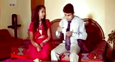 એક લાલચુ ત્રીપલ સેકસ વીડીયો વિદ્યાર્થી એક જ સમયે બે યુવાન સાથીદારોને ચુંબન કરે છે