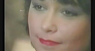 એક સુંદર સ્ત્રી પોતાને યોનિમાં પુરુષોના સેકસી વીડીયો આપો જૂથને આપે છે