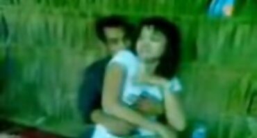 ઉત્સાહિત વિદ્યાર્થીઓ બિલાડી પર ચુંબનમાં ઓડનોક્લાસ્નીકીને ગુજરાતી સેકસી વીડીયો આપો અશ્લીલ કરે છે