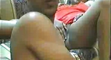 એક ઘડાયેલું સાવકા પિતાએ તેના પલંગમાં એક યુવાન સાવકી પુત્રીને બ્લેકમેલ બીપી સેકસી વીડીયો કર્યો