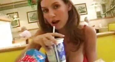 જૂનો ઘોડો ખાંચને બગાડતો નથી, અને વૃદ્ધ માણસ છોકરીને સેકસી વીડીયો વીડીયો ચુંબન સાથે સખત રીતે વાહિયાત કરે છે